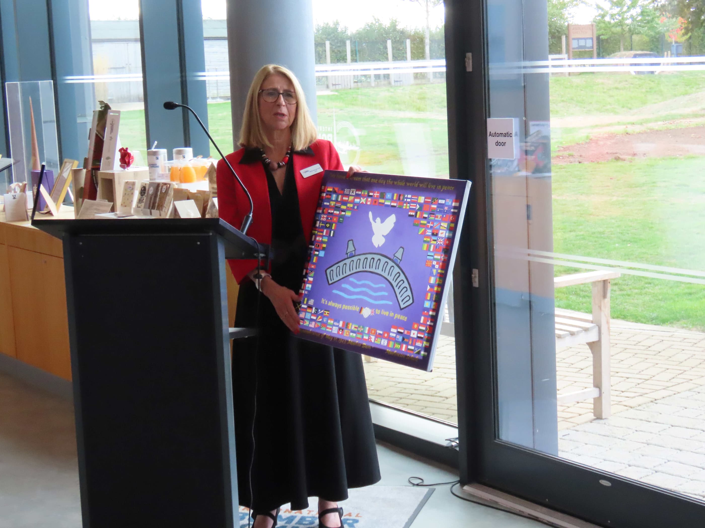 Students from Möhnesee presented a plaque to the CEO of the IBCC, Nicky van der Drift